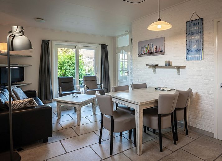 Vacation home De Heggemus in Den Burg, Texel with charming facade and green garden.