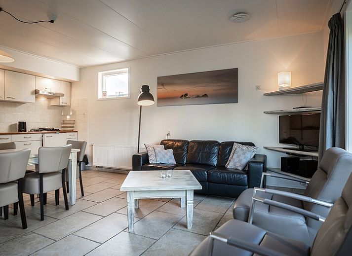 Vacation home De Heggemus in Den Burg, Texel with charming facade and green garden.