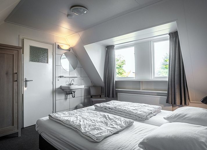 Vacation home De Heggemus in Den Burg, Texel with charming facade and green garden.