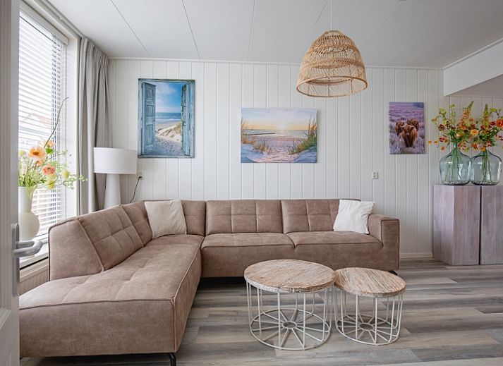 Vorderansicht des Ferienhauses Schoonoord in Den Burg, Texel mit gruener Umgebung.