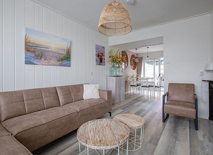 Vorderansicht des Ferienhauses Schoonoord in Den Burg, Texel mit gruener Umgebung.