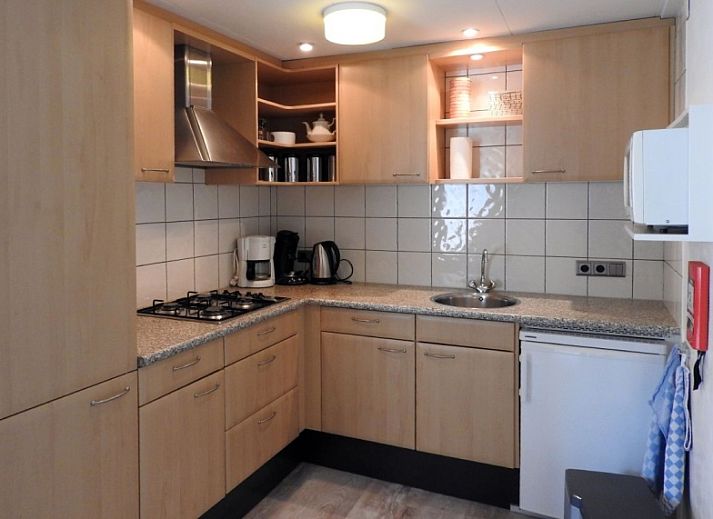 Comfortabele slaapkamer in Bungalow 0983, Den Burg Texel, vakantiehuis met tweepersoonsbed en lichte inrichting.