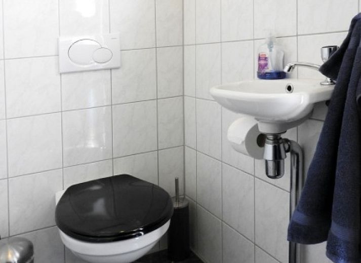 Comfortabele slaapkamer in Bungalow 0983, Den Burg Texel, vakantiehuis met tweepersoonsbed en lichte inrichting.