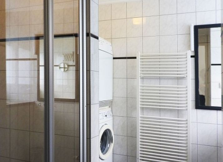 Comfortabele slaapkamer in Bungalow 0983, Den Burg Texel, vakantiehuis met tweepersoonsbed en lichte inrichting.