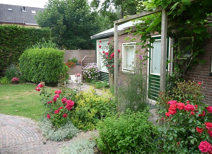 Comfortabele slaapkamer in Bungalow 0983, Den Burg Texel, vakantiehuis met tweepersoonsbed en lichte inrichting.