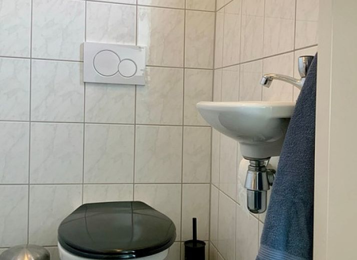 Gezellige slaapkamer met twee eenpersoonsbedden in Bungalow 0983, Den Burg Texel, vakantiehuis met dakraam.