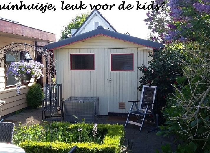 Sfeervolle slaapkamer in vakantiehuis Gastvrij, Den Burg, Texel. Ideaal voor een ontspannen verblijf op de Waddeneilanden.