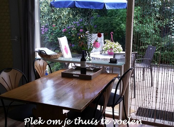Sfeervolle slaapkamer in vakantiehuis Gastvrij, Den Burg, Texel. Ideaal voor een ontspannen verblijf op de Waddeneilanden.