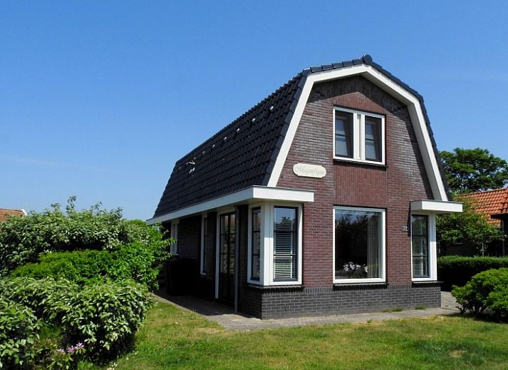 Villa Magnifique vakantiehuis in Den Burg Texel met charmante gevel en groene omgeving.