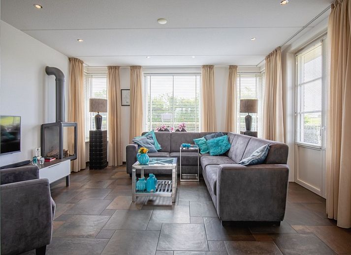 Villa Magnifique vakantiehuis in Den Burg Texel met charmante gevel en groene omgeving.