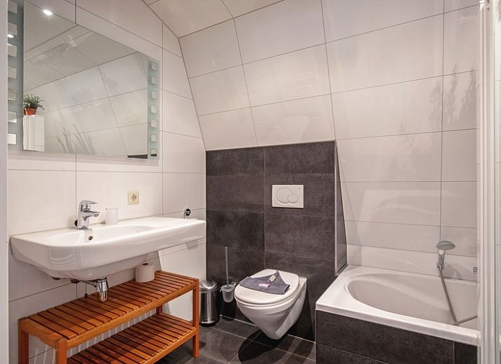 Villa Magnifique vakantiehuis in Den Burg Texel met charmante gevel en groene omgeving.