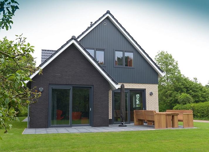 Duinbraam vakantiehuis in Den Burg Texel met ruime tuin en terras.