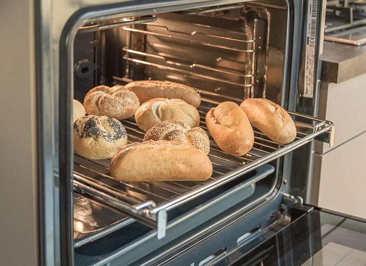Zijaanzicht van Duinbraam vakantiehuis in Den Burg Texel met terras.