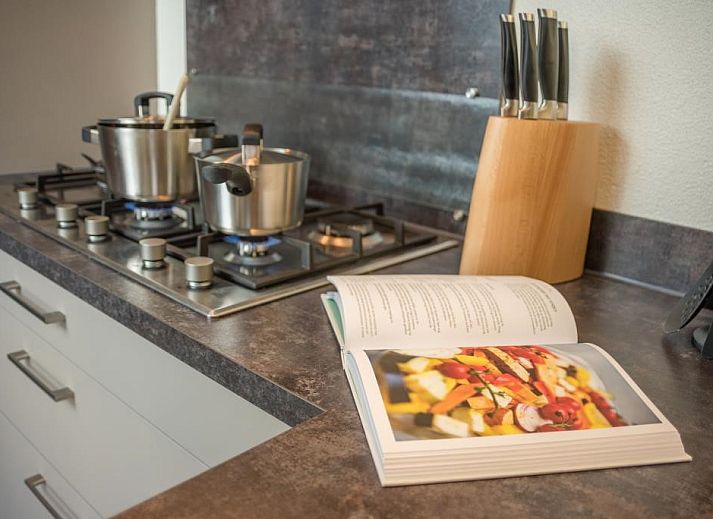 Zijaanzicht van Duinbraam vakantiehuis in Den Burg Texel met terras.