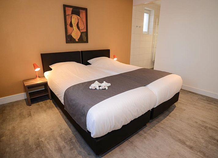 Zijaanzicht van Duinbraam vakantiehuis in Den Burg Texel met terras.