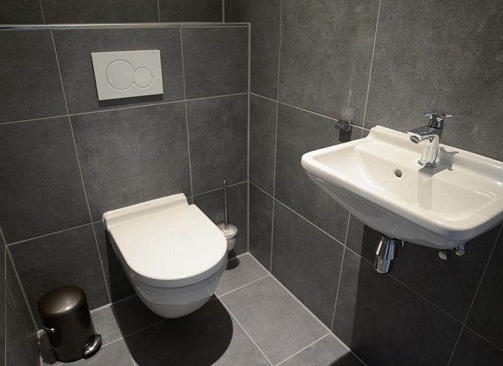 Moderne woonkamer van Duinbraam in Den Burg Texel met open keuken.