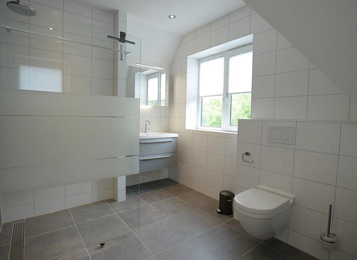 Moderne woonkamer van Duinbraam in Den Burg Texel met open keuken.