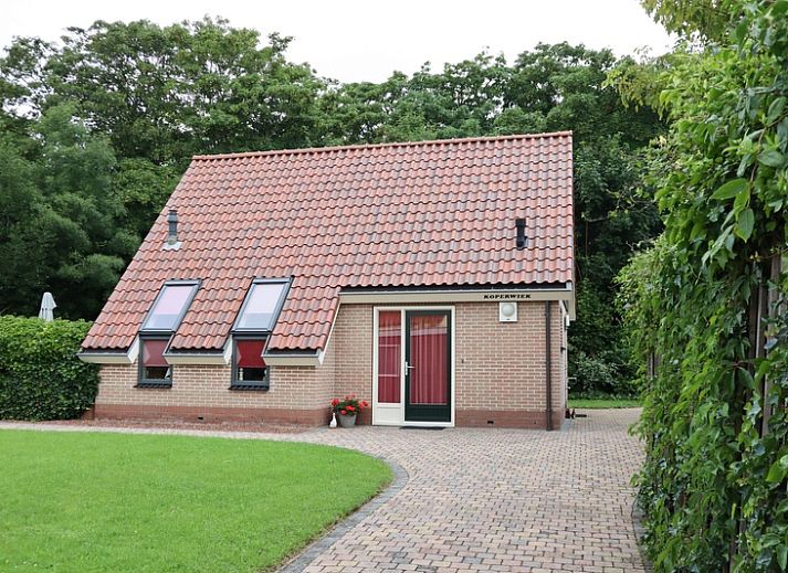 Koperwiek vakantiewoning in Den Burg, Texel met ligstoelen op het terras.