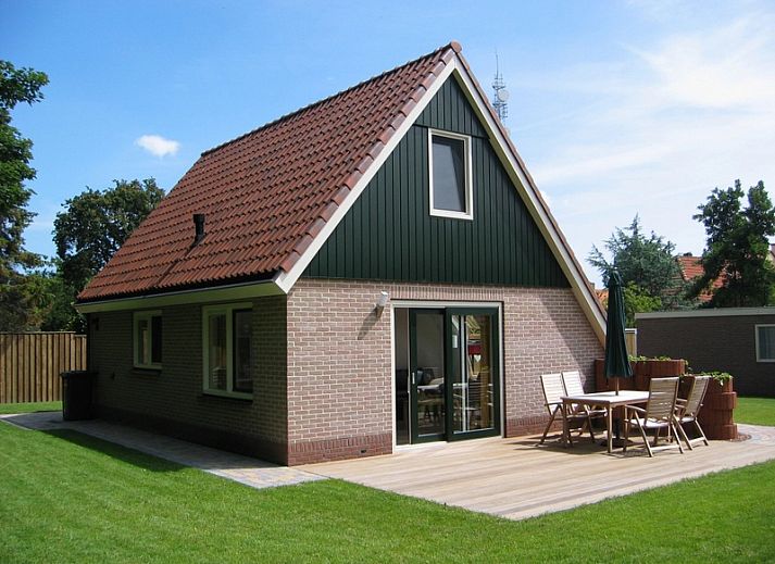 Koperwiek vakantiewoning in Den Burg, Texel met ligstoelen op het terras.