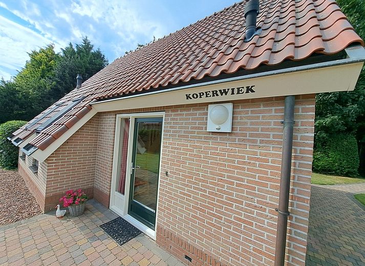 Koperwiek vakantiewoning in Den Burg, Texel met ligstoelen op het terras.