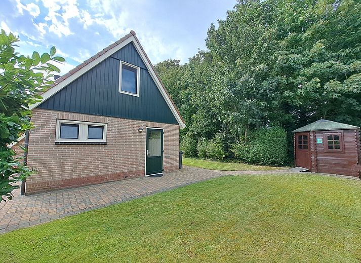 Koperwiek vakantiewoning in Den Burg, Texel met ligstoelen op het terras.