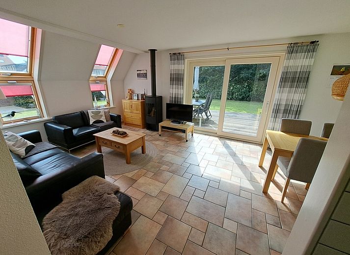 Koperwiek vakantiewoning in Den Burg, Texel met ligstoelen op het terras.