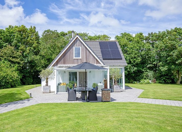 Vakantiehuis Uit Zicht in Den Burg, Texel met zonnig terras en groene tuin.