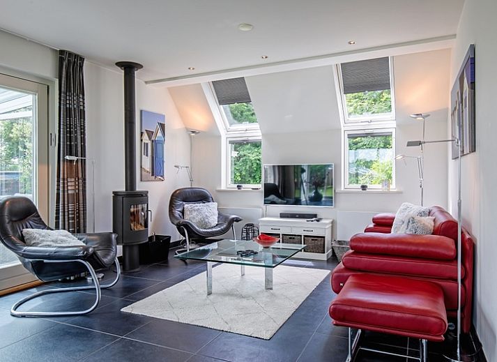 Vakantiehuis Uit Zicht in Den Burg, Texel met zonnig terras en groene tuin.