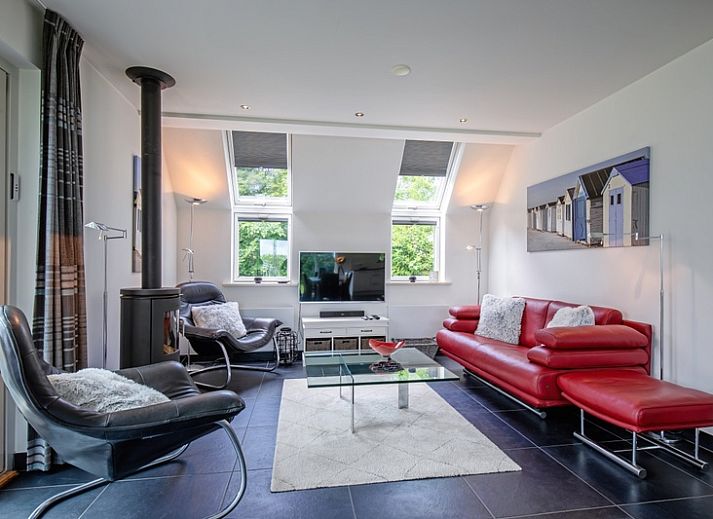 Vakantiehuis Uit Zicht in Den Burg, Texel met zonnig terras en groene tuin.