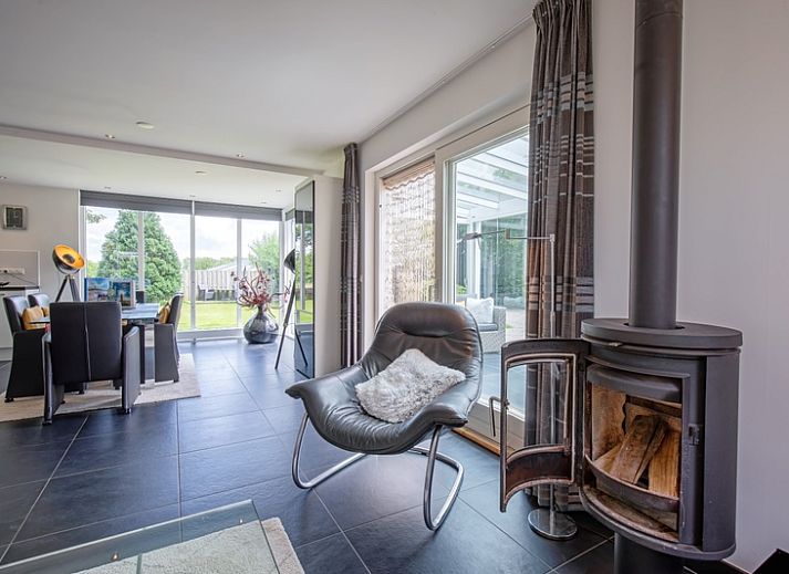 Vakantiehuis Uit Zicht in Den Burg, Texel met zonnig terras en groene tuin.