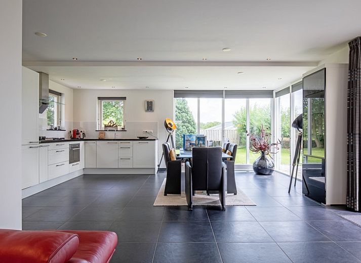 Uit Zicht vakantiehuis in Den Burg, Texel met ruime buitenruimte en terras.