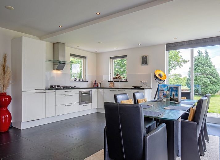 Uit Zicht vakantiehuis in Den Burg, Texel met ruime buitenruimte en terras.