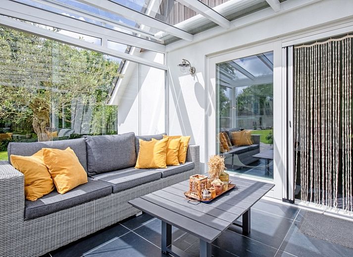 Uit Zicht vakantiehuis in Den Burg, Texel met ruime buitenruimte en terras.