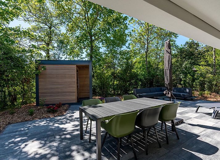 Stijlvolle woonkamer van Blauwe Kiekendief vakantiehuis Den Burg Texel met eethoek.