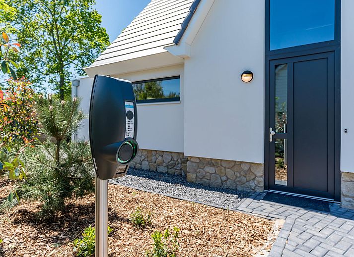 Stijlvolle woonkamer van Blauwe Kiekendief vakantiehuis Den Burg Texel met eethoek.