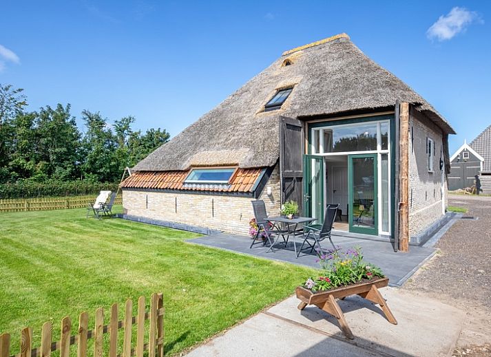 Ferienhaus Het Schaap in Den Burg, Texel mit Reetdach und Sonnenterrasse.