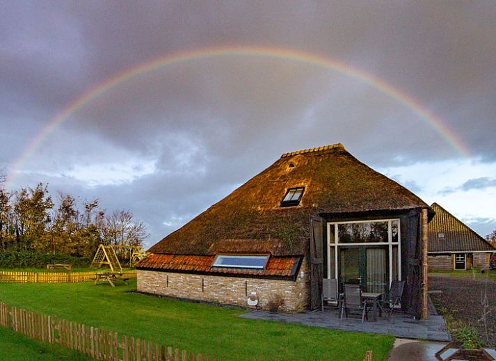 Ferienhaus Het Schaap in Den Burg, Texel mit Reetdach und Sonnenterrasse.