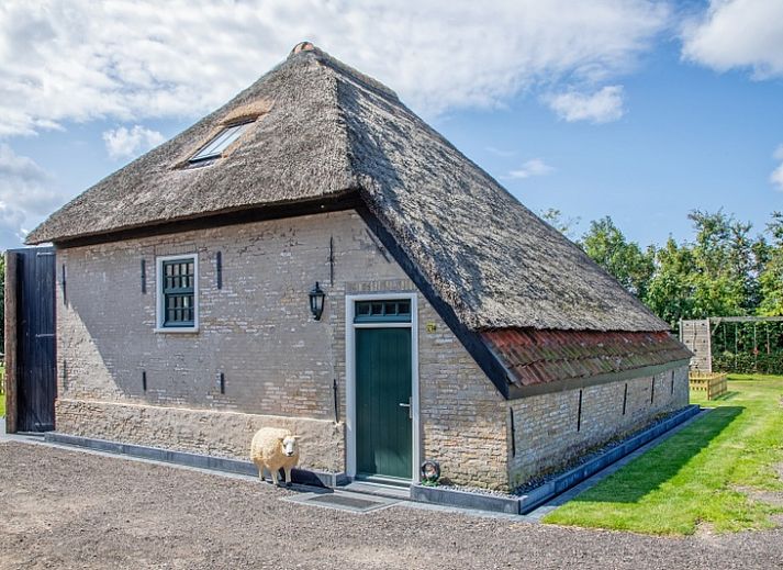 Ferienhaus Het Schaap in Den Burg, Texel mit Reetdach und Sonnenterrasse.