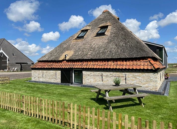 Gemuetliche Terrasse im Ferienhaus Het Schaap in Den Burg auf Texel, umgeben von viel Gruen.