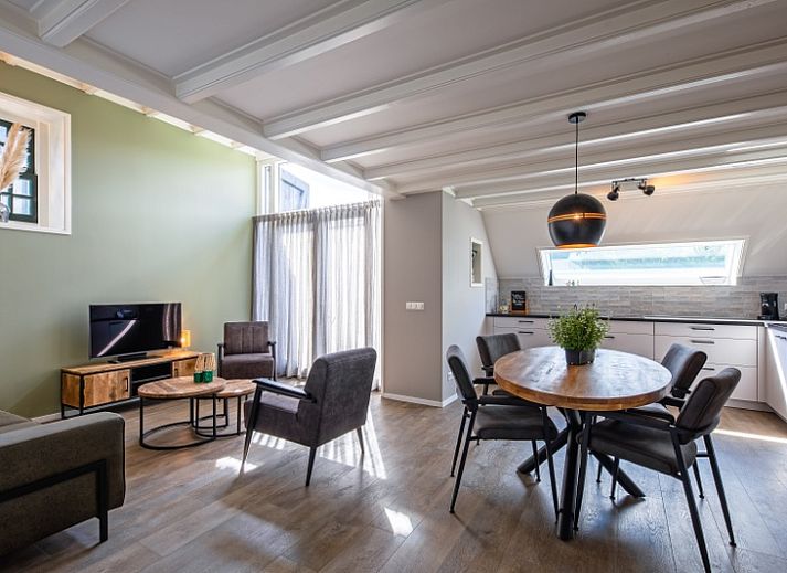 Gemuetliche Terrasse im Ferienhaus Het Schaap in Den Burg auf Texel, umgeben von viel Gruen.