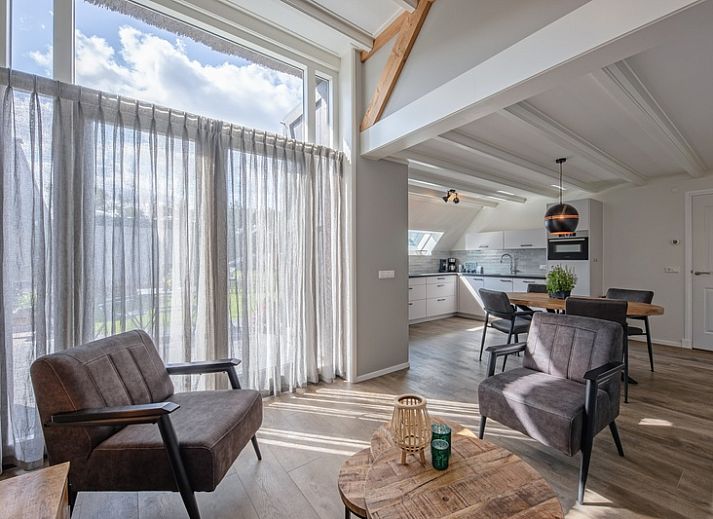 Gemuetliche Terrasse im Ferienhaus Het Schaap in Den Burg auf Texel, umgeben von viel Gruen.