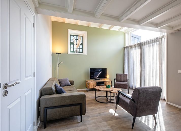 Gemuetliche Terrasse im Ferienhaus Het Schaap in Den Burg auf Texel, umgeben von viel Gruen.