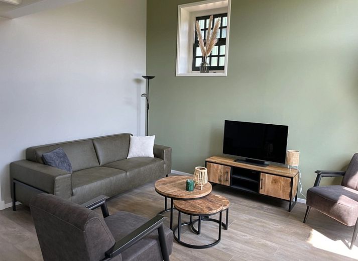 Schoener Regenbogen ueber Het Schaap Ferienhaus in Den Burg, Texel, Waddeninseln.