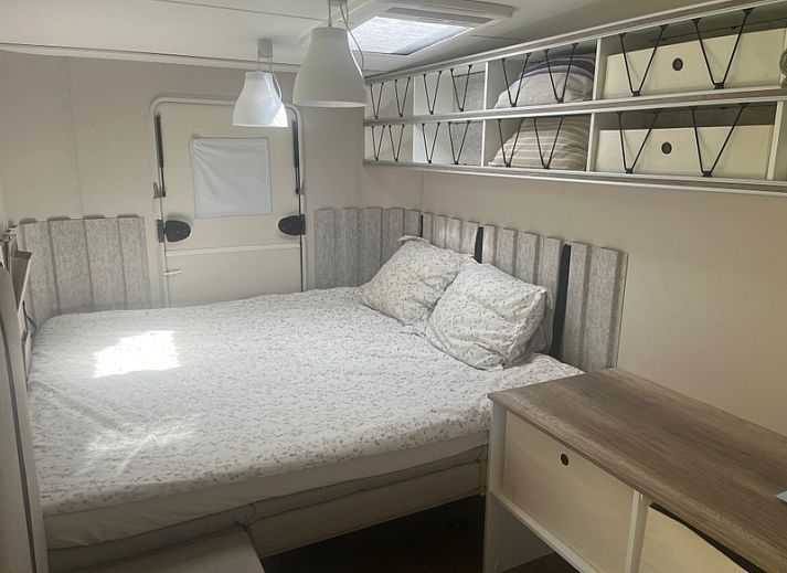 Caravan Beachy Don Voorzorg in Den Burg, Texel met zonnige veranda en groene omgeving.