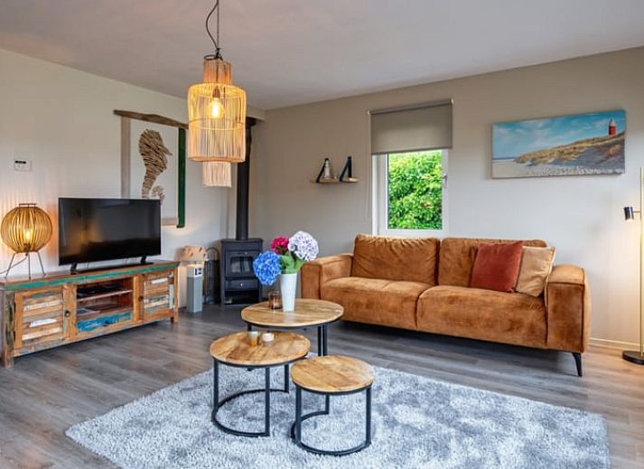 Luchtfoto van Vakantiehuisje in Den Burg op Texel, Waddeneilanden, met ruime tuin en terras, omgeven door groen en serene natuur.