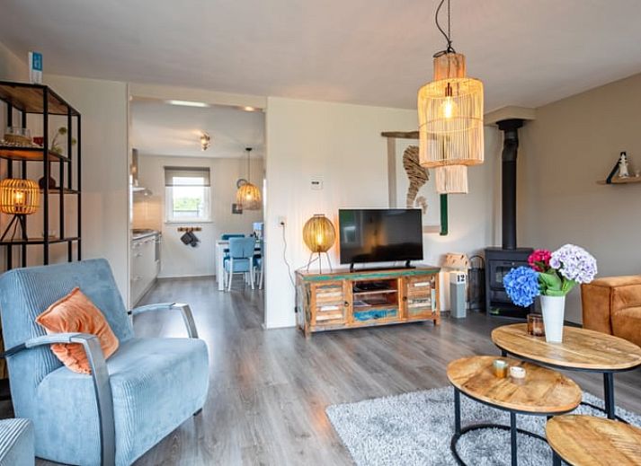 Luchtfoto van Vakantiehuisje in Den Burg op Texel, Waddeneilanden, met ruime tuin en terras, omgeven door groen en serene natuur.