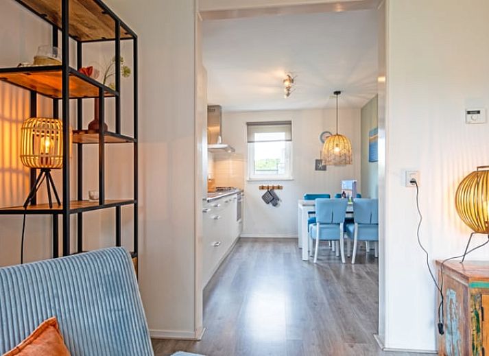 Luchtfoto van Vakantiehuisje in Den Burg op Texel, Waddeneilanden, met ruime tuin en terras, omgeven door groen en serene natuur.