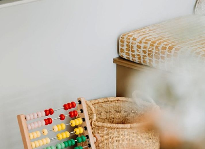 Heller Wohnraum im Luxury Apartment 4p, Den Burg, Texel mit bequemem Sofa und moderner Einrichtung.