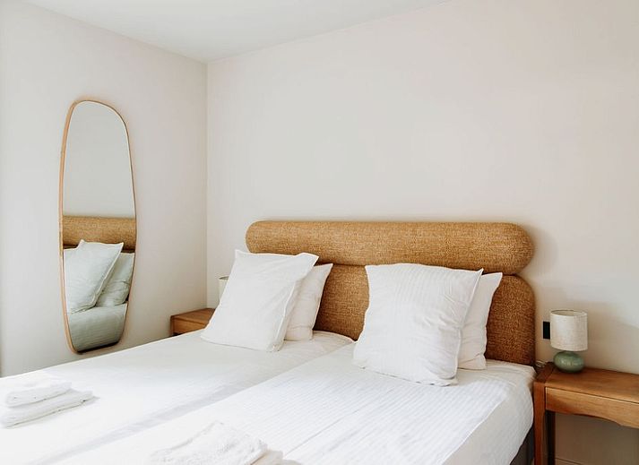 Heller Wohnraum im Luxury Apartment 4p, Den Burg, Texel mit bequemem Sofa und moderner Einrichtung.