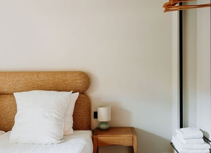 Heller Wohnraum im Luxury Apartment 4p, Den Burg, Texel mit bequemem Sofa und moderner Einrichtung.